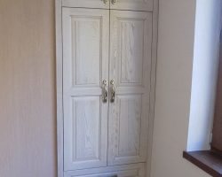 25. Гардероб в ниша от масивно дърво