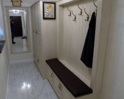 41. Композиция за антре от гардероби, пейка с тапицерия и пано със закачалки