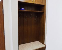 24. Портманто по поръчка с тапицирана пейка, шкаф за обувки и пано закачалки