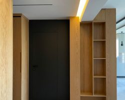 4. Съчетаване на интензивно тъмно сив към светъл цвят с естествения цвят на дъба. Облицовка на сени за антре и декоративни етажерки от МДФ