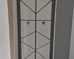 13. Оригинално решение за закачалки, съчетаващо сив пастелен цвят и бял гланц. Пано със закачалки за антре по поръчка с асиметричен дизайн