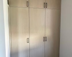 8. Гардероб в ниша - задължително изработен с пасващи бленди, които ни позволяват да преодолеем всякакви кривини и неправилни ъгли в помещението. Гардероб в ниша по поръчка от МДФ дъб в модерен стил