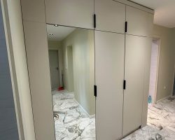 33. Модерен гардероб за антре в пастелен цвят с огледало на вратите