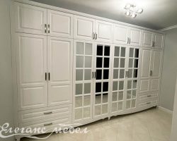 18. Гардероб с огледало по поръчка за антре от масивна дървесина